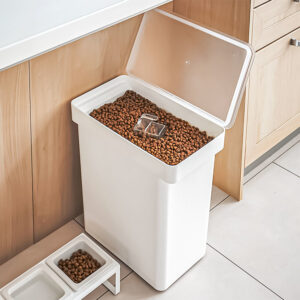 Yamazaki Home Futtertonne Hund für 12 kg Hundefutter, luftdicht, für Trockenfutter, modernes Design, mit Messbecher, 41x42x24cm "Tower", weiß