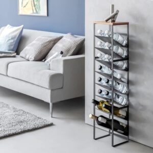 Flaschenregal mit 8 schrägen Etagen aus Metall für z.Bsp. Weinfaschen und Wasserflaschen, obere Ablage aus Holz Yamazaki Home "Tower" schwarz