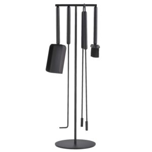 Freistehendes Kaminbesteck aus Metall in der farbe schwarz | Blomus Ashi. Eine strukturierte Kaminpflege für ein sauberes Ambiente im Wohnzimmer.