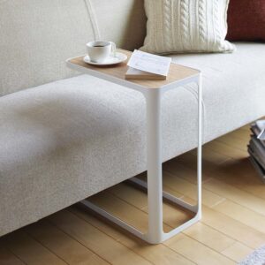 Yamazaki Beistelltisch Couch platzsparendes Design Frame – Metall weiß. Der helle Akzent für Ihr Wohnzimmer schafft Ordnung direkt an Ihrem Sofa.