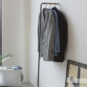 Garderobenständer schmal zum Anlehnen 38x160x42cm | Yamazaki Slim Tower Metall schwarz Kleiderständer für Flur und Schlafzimmer ohne Bohren.