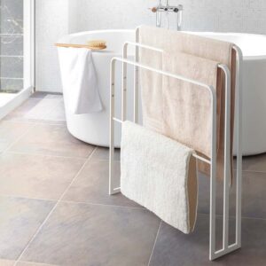 Yamazaki Handtuchständer platzsparend 70x81x14cm Metall weiß. Ein funktionaler Blickfang für effiziente Textiltrocknung im modernen Badezimmer.