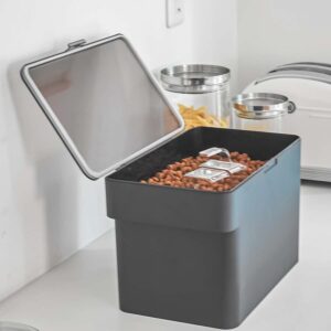 Yamazaki Tierfutter-Box luftdicht 6L Kunststoff schwarz. Die ideale Lösung für eine hygienische Aufbewahrung von Trockenfutter in der modernen Küche.