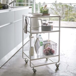 Yamazaki Küchenwagen mobil 3 Ebenen 38x49x81cm Metall weiß. Minimalistischer Servierwagen für helle Küchen – schafft Platz und Ordnung auf Rollen.