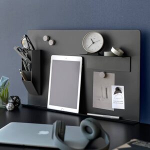 Yamazaki Magnetwand Schreibtisch-Panel Tower zum Anklemmen – Metall schwarz. Edle schwarze Magnetpinnwand für maximale Übersicht an Ihrem Schreibtisch