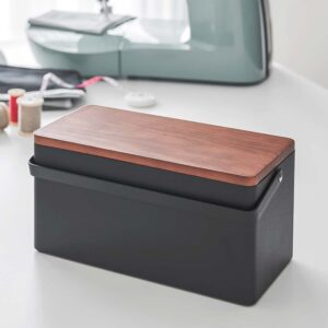 Yamazaki Nähkasten mit Einsatz und Nadelkissen 27x13x14cm Metall schwarz. Bringen Sie zeitlose Ordnung in Ihr Nähzubehör mit diesem Organizer.
