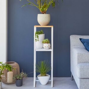 Yamazaki Pflanzenständer schlank 2 Ebenen 25x25x80cm Metall Holz weiß. Ein eleganter Beistelltisch für Ihre Pflanzen oder den Luftbefeuchter.