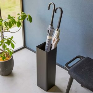 Yamazaki Schirmständer kompakt platzsparend Smart – Metall schwarz. Setzen Sie markante Akzente und organisieren Sie Ihre Schirme stilvoll im Loft.
