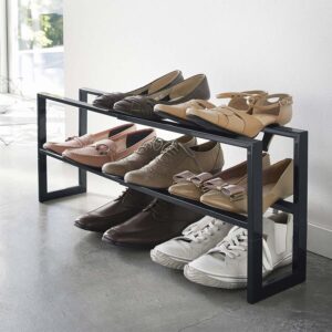 Yamazaki Schuhregal ausziehbar 2 Etagen 38-70x15x15cm Metall schwarz. Ein minimalistischer Blickfang für die moderne Schuhaufbewahrung in Ihrem Flur.