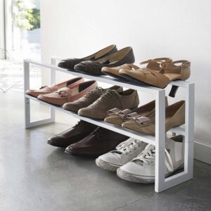 Yamazaki Schuhregal ausziehbar 2 Etagen 38-70x15x15cm Metall weiß. Schaffen Sie helle und strukturierte Ordnung in Ihrem modernen Eingangsbereich.