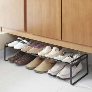Yamazaki Schuhregal ausziehbar platzsparend erweiterbar Frame – Metall schwarz. Die ideale Lösung für eine strukturierte Schuhaufbewahrung im Flur.