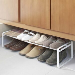 Yamazaki Schuhregal ausziehbar platzsparend erweiterbar Frame – Metall weiß. Schaffen Sie eleganten Stauraum durch dieses flexible Teleskop-System.