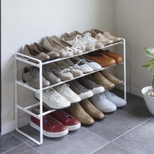 Yamazaki Schuhregal ausziehbar 3 Etagen 41-70x46x25cm Metall weiß. Schaffen Sie Platz im Flur durch dieses minimalistische und anpassbare Schuhregal.
