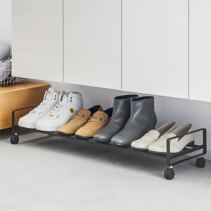 Yamazaki Schuhregal flach auf Rollen Tower – Metall schwarz. Edler Loft-Style und diskrete Organisation für Ihre Schuhe unter Kommoden und Betten.