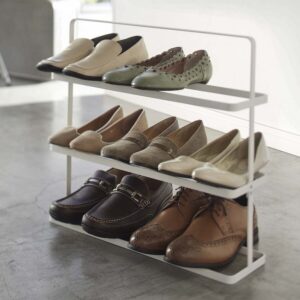 Schuhregal platzsparend 3 Etagen mit Griff 50x46x14cm | Yamazaki Tower Metall weiß Organizer für 6 bis 9 Paar Schuhe im Flur und Kleiderschrank.