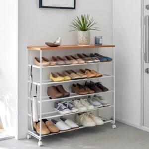 Yamazaki Schuhregal mobil auf Rollen Tower – Metall Holz weiß. Schaffen Sie ein helles, einladendes Entree mit Platz für bis zu 20 Paar Schuhe.